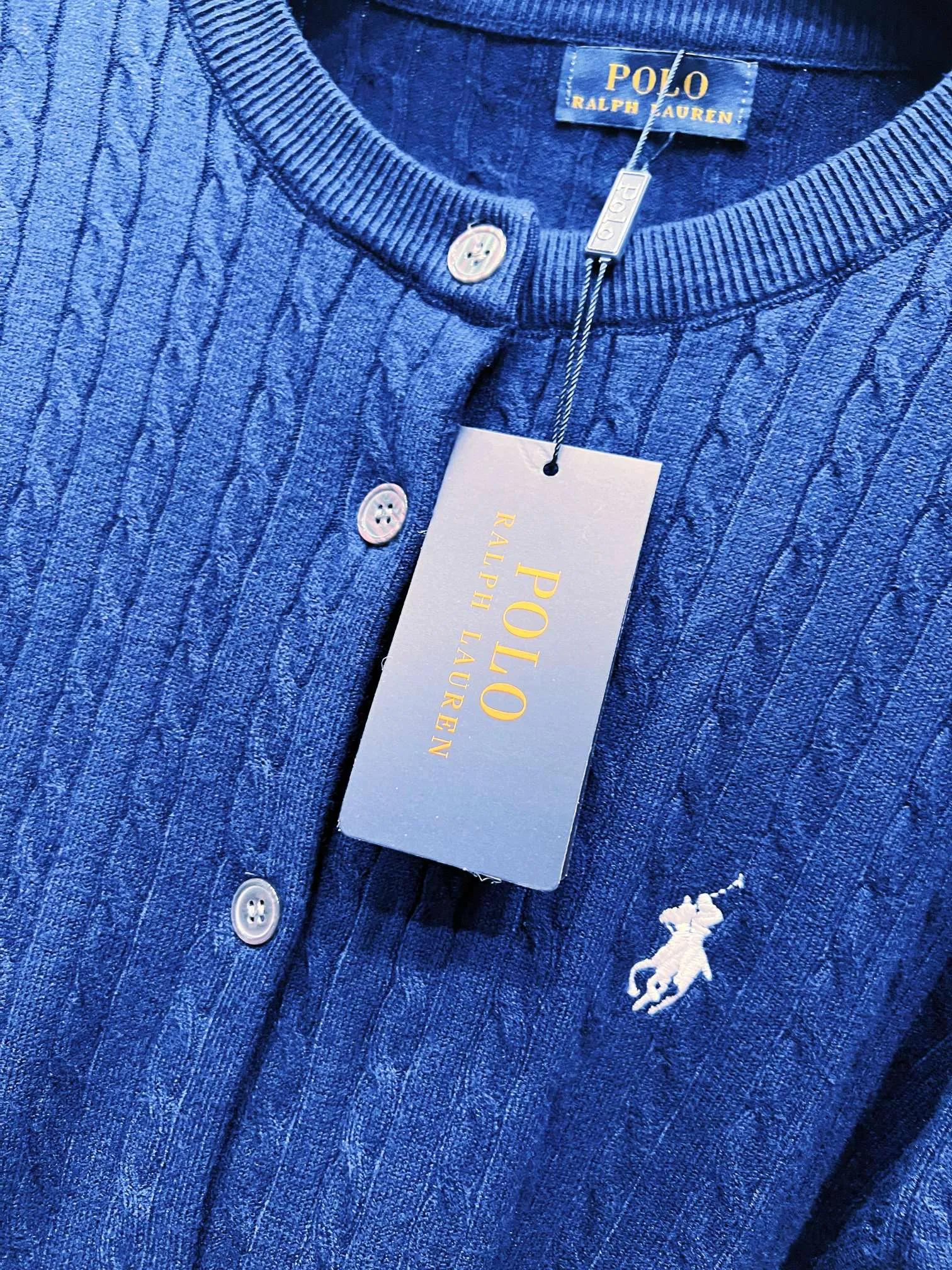 P180 Style number: (Q056) Ralph Lauren classic round neck solid color pony embroidered logo knitted cardigan long sleeves Ralph Lauren classic basic versatile twist knitted cardigan long sleeves Main supply platform live broadcast Wholesale entities Replenish when out of stock Not removed from the shelves Quality 1:1 version Complete three labels Correct version of pony logo Imported quality cotton yarn Focus on high-end Cost-effective Good quality Needless to say Zhao Lusi's same style is really amazing. It's so sweet. I'm so pretty. This cardigan is really good-looking. The upper body is simple and easy to wear. It's a must-have for goddess ootd. Good-looking clothes are never picky. A must-have in the wardrobe of goddesses. Size: S-XL. Color: black, apricot, gray, navy blue, red, white.